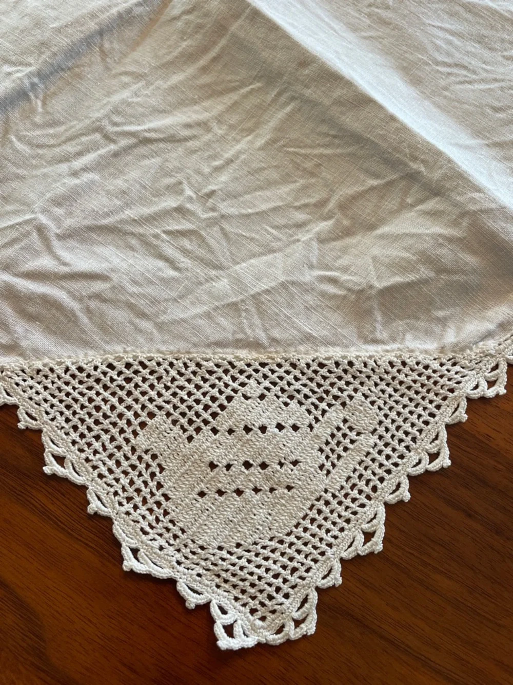 VINTAGE White Tea Pot Crocheted Edge Square Tablecloth @ 31”x 31”